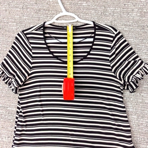 Cable & Gauge Women's (Medium)Top/Tshirt With Ruffled Sleeves & Bottom Hem - Picture 9 of 12